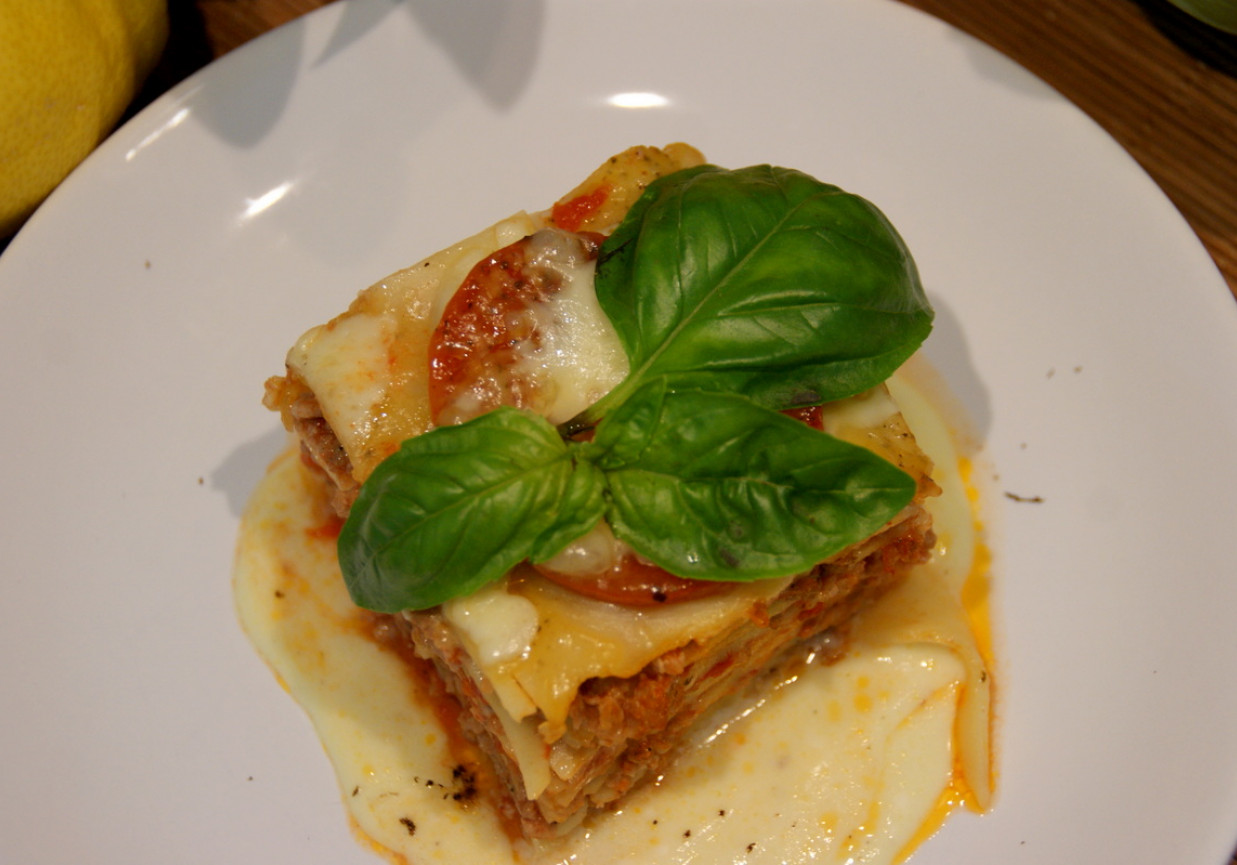 Lasagne z mięsem mielonym i pomidorami. foto