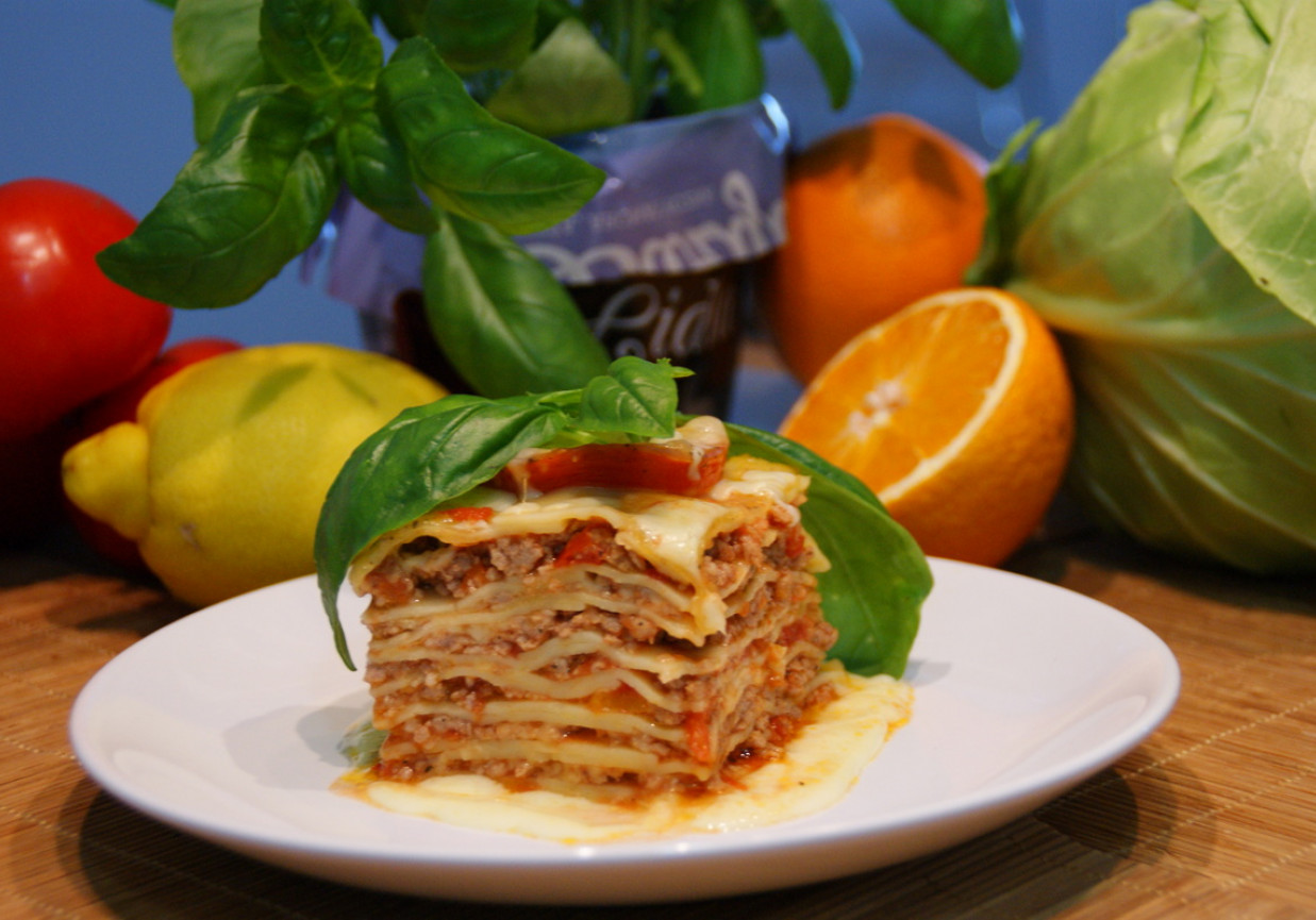 Lasagne z mięsem mielonym i pomidorami. foto