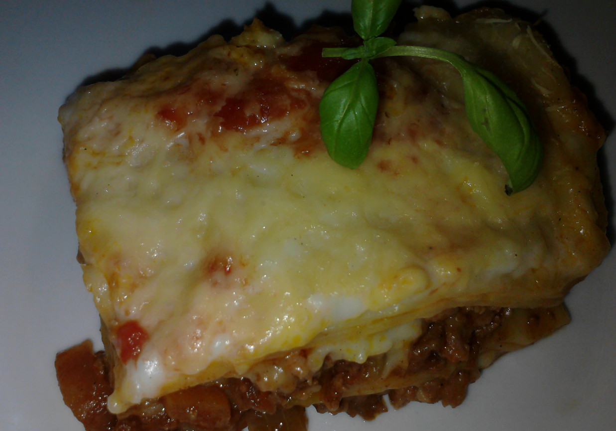 Lasagne z mięsem mielonym i sosem beszamelowym foto