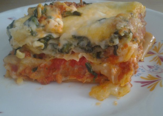 Fotografia przedstawiająca Lasagne z mięsem mielonym i szpinakiem.