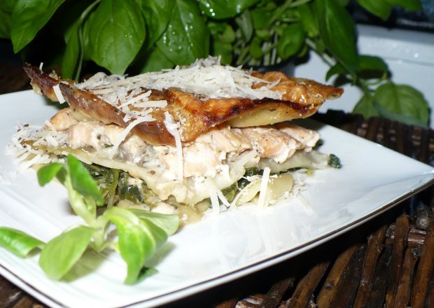 Fotografia przedstawiająca Lasagne z roszponką szpinakiem i łososiem