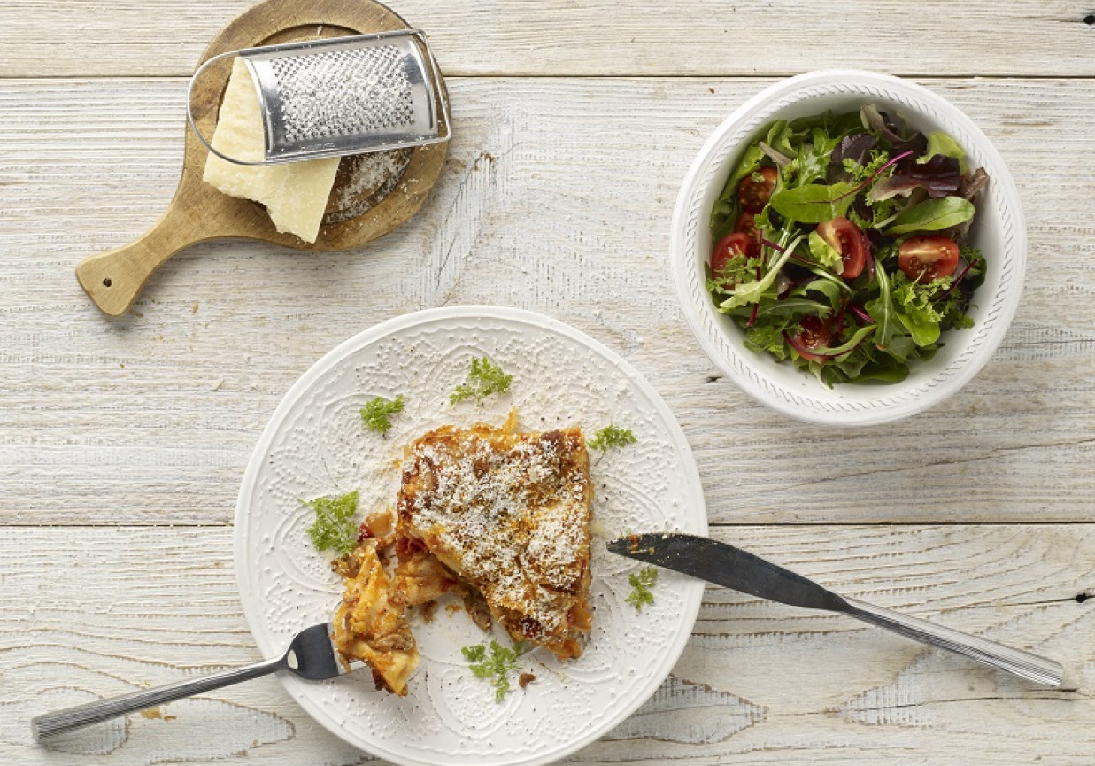 Lasagne z sezonową sałatą z oliwą z oliwek foto