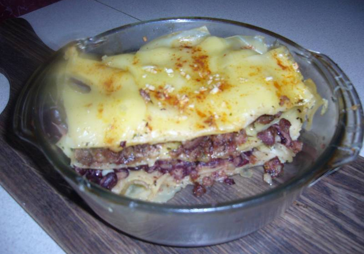 Lasagne z wiejską kiełbasą i czerwoną fasolką. foto