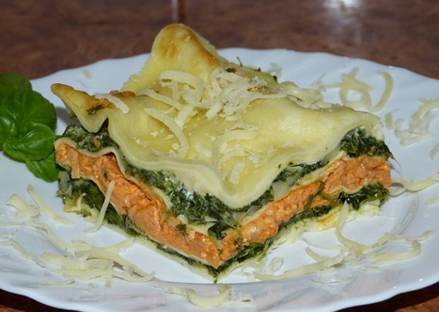 Fotografia przedstawiająca Lasagne ze szpinakiem i łososiem