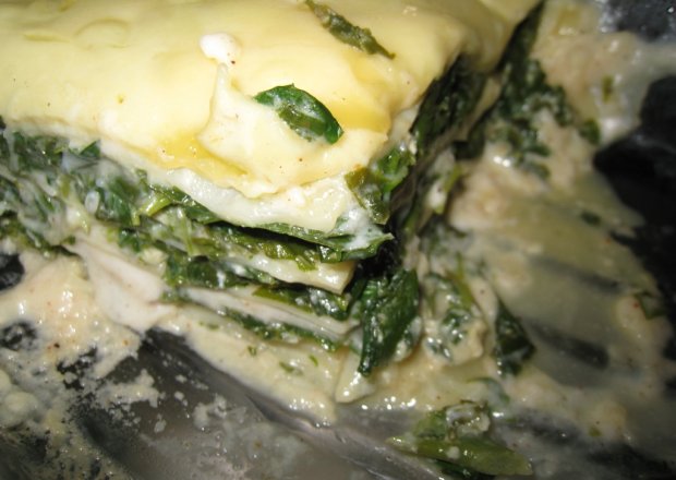 Fotografia przedstawiająca Lasagne  ze szpinakiem i żółtym serem