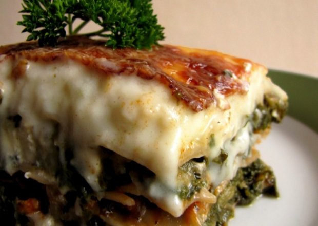 Fotografia przedstawiająca Lasagne ze szpinakiem mięsem i grzybami