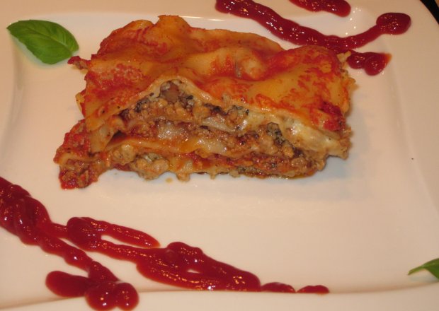 Fotografia przedstawiająca Lasgne z mięsem i sosem beszamelowym w pomidorowym soku