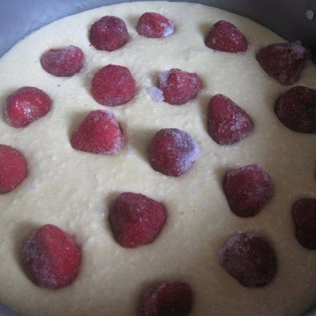 Krok 1 - Lato w środku zimy, czyli ciasto kokosowo-truskawkowe foto