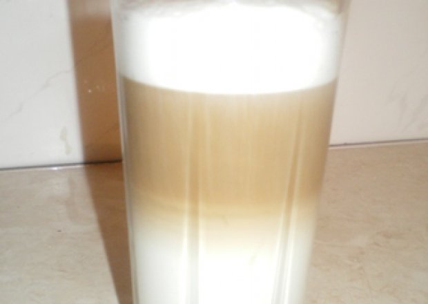 Fotografia przedstawiająca Latte Macchiato czyli kawa z mlekiem na 3 warstwy