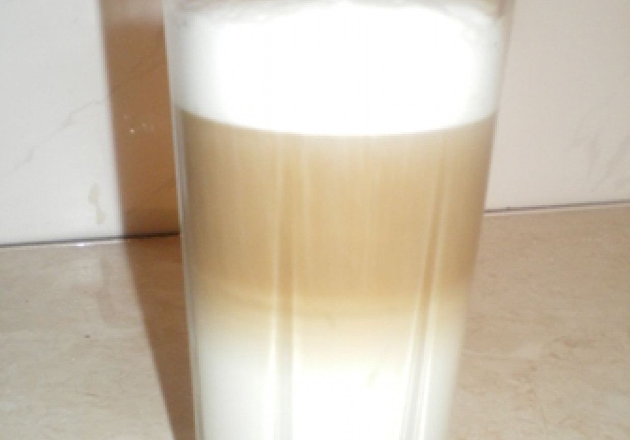 Latte Macchiato czyli kawa z mlekiem na 3 warstwy foto