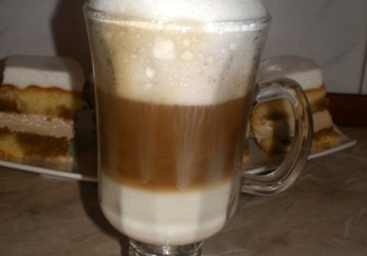 Latte Macchiato czyli kawa z mlekiem na 3 warstwy foto