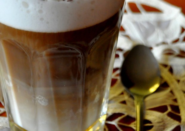 Fotografia przedstawiająca Latte macchiato: mleko poplamione kawą