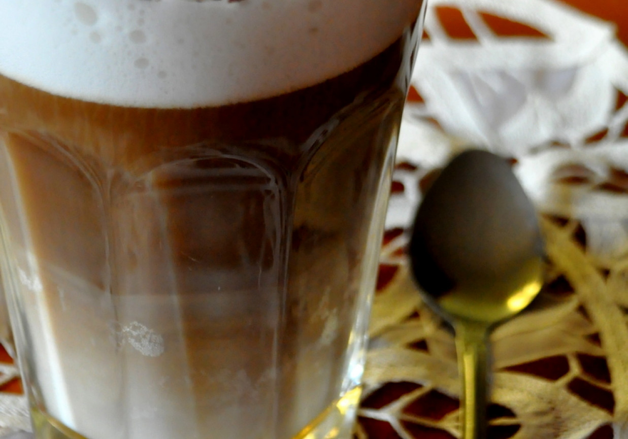 Latte macchiato: mleko poplamione kawą foto