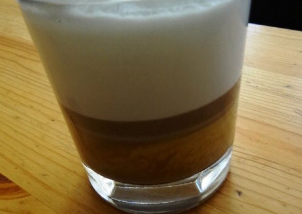 Fotografia przedstawiająca latte z białą czekoladą