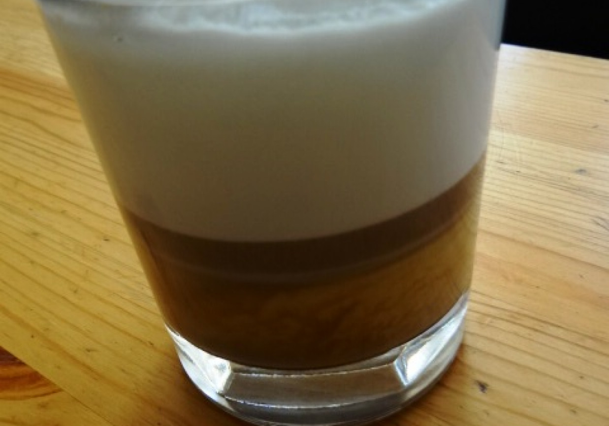 latte z białą czekoladą foto