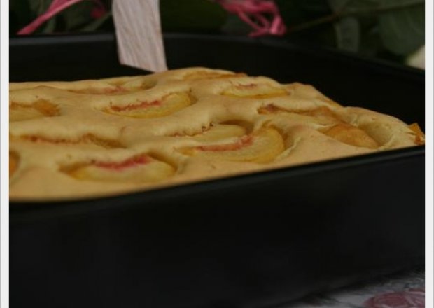 Fotografia przedstawiająca Łatwe ciasto z brzoskwiniami