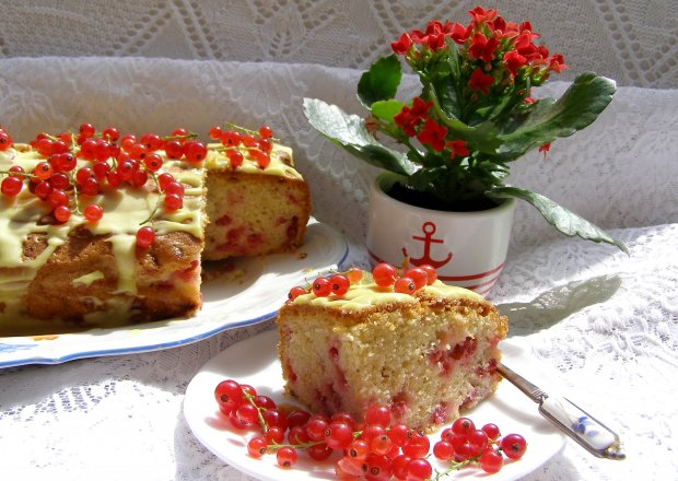 Fotografia przedstawiająca łatwe i smaczne ciasto ucierane z porzeczkami...