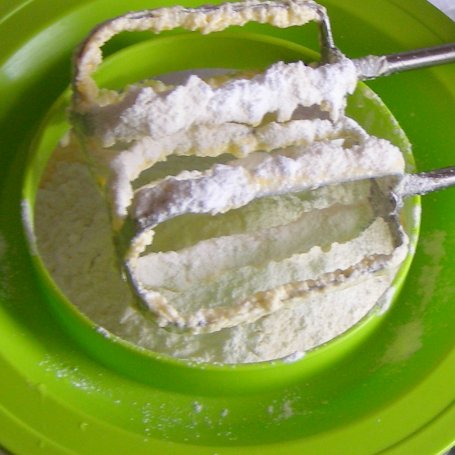 Krok 2 - łatwe i smaczne ciasto ucierane z porzeczkami... foto