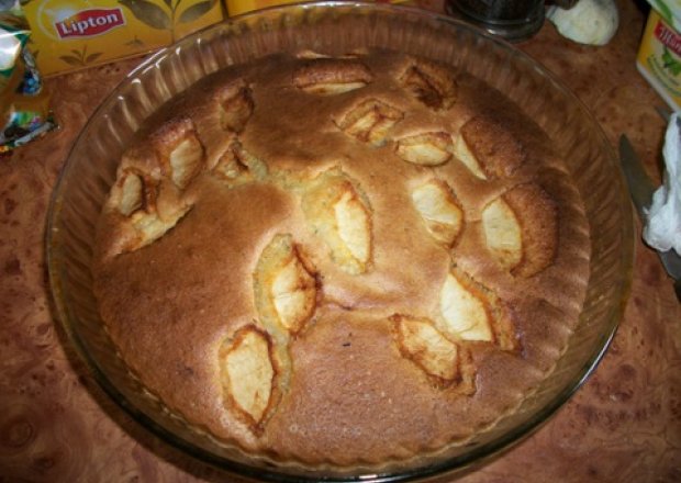 Fotografia przedstawiająca Łatwe, pyszne ciasto z jabłkami i agrestem
