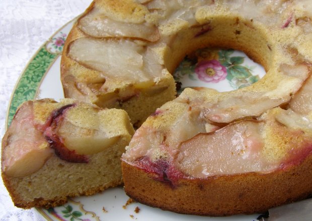 Fotografia przedstawiająca łatwe, smaczne ciasto z mąki chlebowej: gruszki ze śliwką do góry nogami...