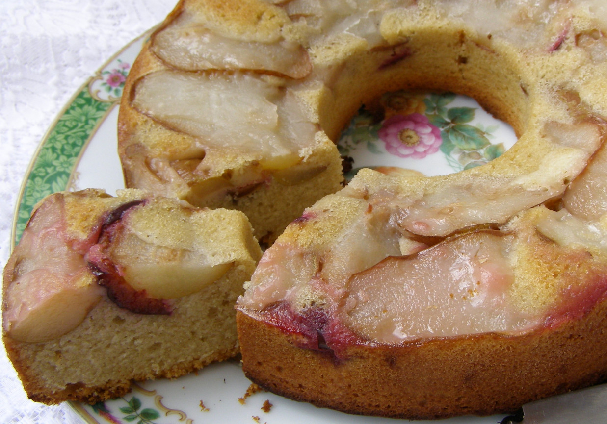 łatwe, smaczne ciasto z mąki chlebowej: gruszki ze śliwką do góry nogami... foto