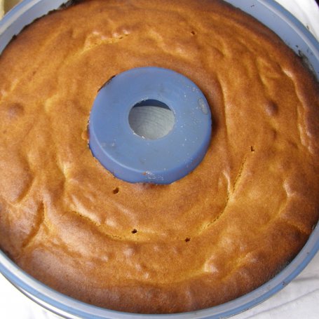 Krok 4 - łatwe, smaczne ciasto z mąki chlebowej: gruszki ze śliwką do góry nogami... foto