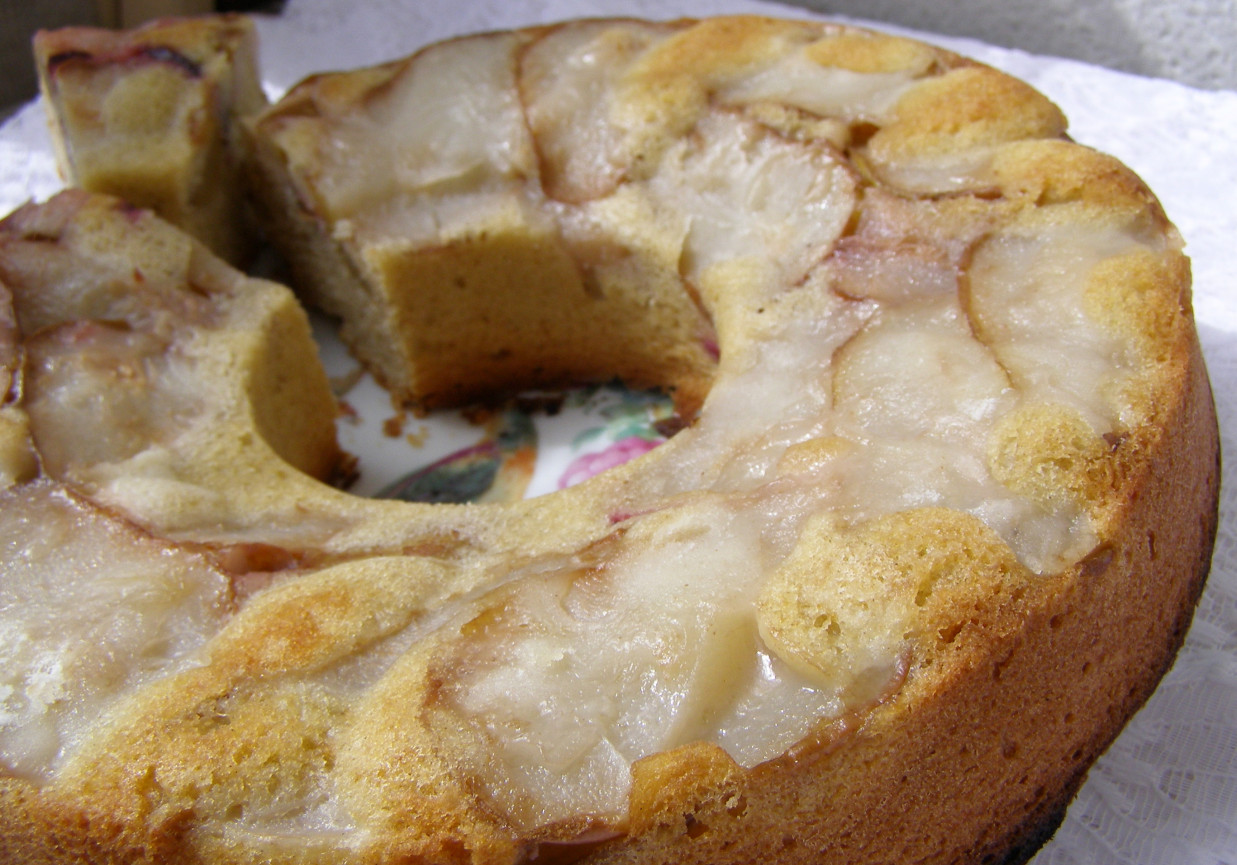 łatwe, smaczne ciasto z mąki chlebowej: gruszki ze śliwką do góry nogami... foto