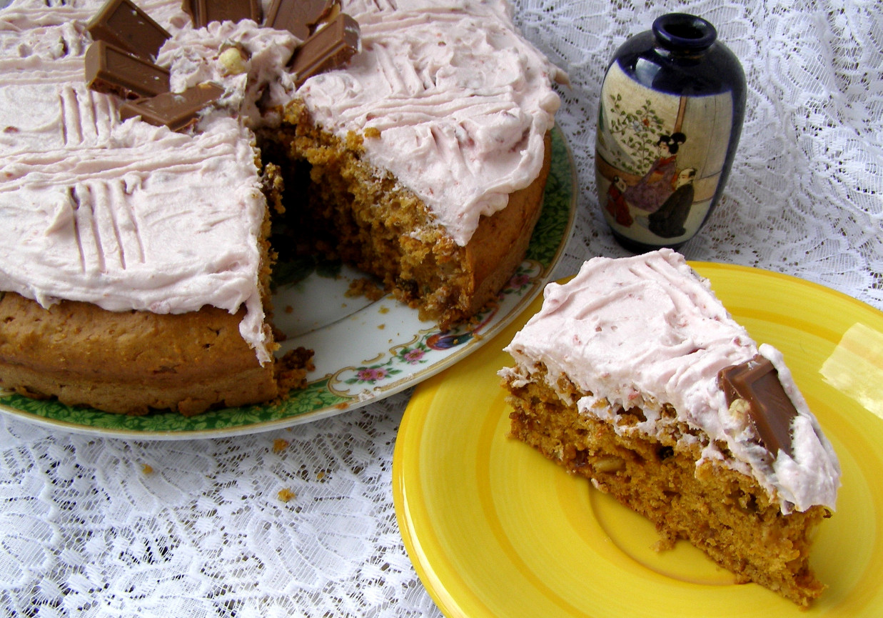łatwe, smaczne marchewkowe ciasto ze śmietaną z dżemem wiśniowym... foto