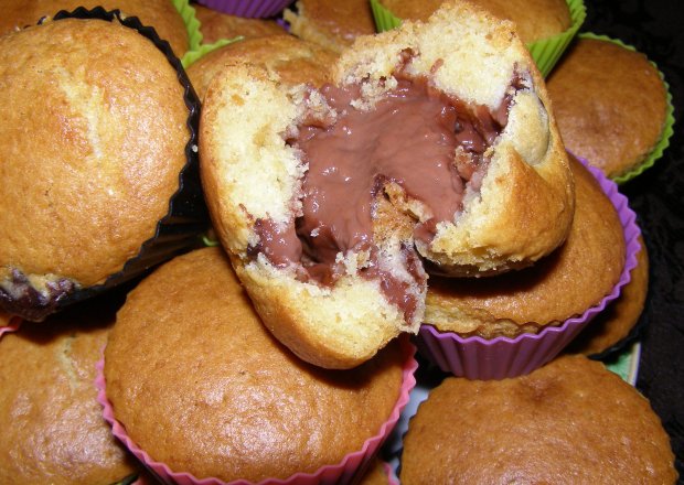 Fotografia przedstawiająca łatwe, smaczne z budyniem czekoladowym muffinki..