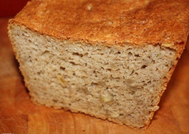 Fotografia przedstawiająca Łatwy, smaczny pszenny chleb z ziarnami
