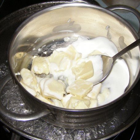 Krok 5 - łatwy,smaczny ucieraniec śliwkowo-kokosowy z białą czekoladą... foto