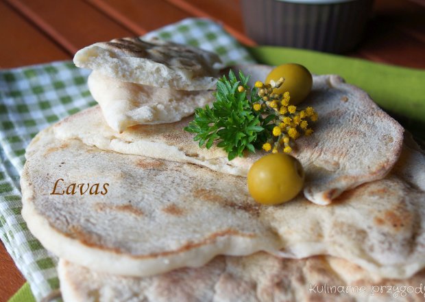 Fotografia przedstawiająca Lavas, turecki chlebek z patelni