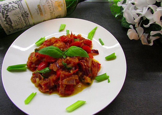 Fotografia przedstawiająca Leczo warzywne z salami