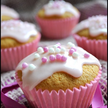 Krok 4 - Legalna blondynka, czyli maślane muffiny z różowym lukrem foto