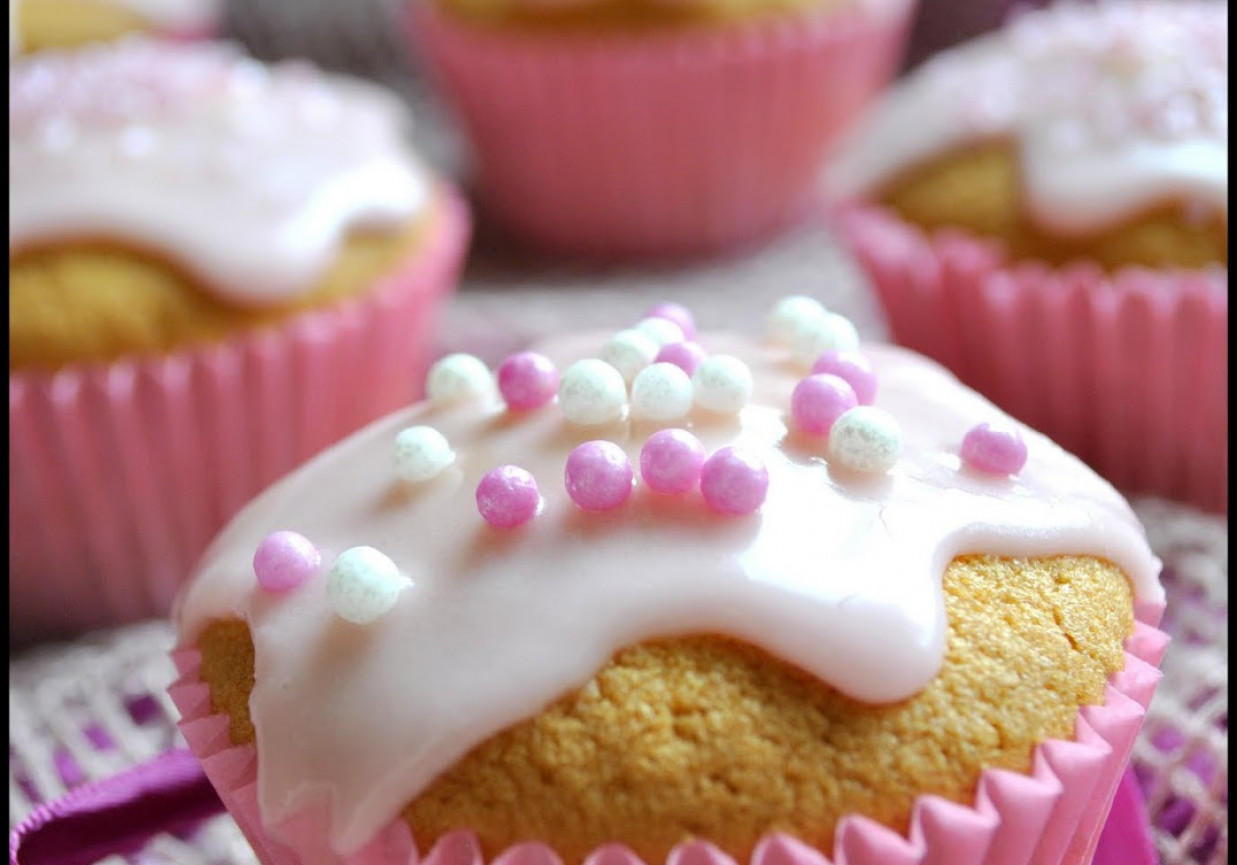 Legalna blondynka, czyli maślane muffiny z różowym lukrem foto