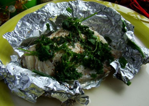 Fotografia przedstawiająca Lekka gotowana rybka w ziołach