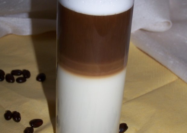 Fotografia przedstawiająca Lekka i przyjemna kawka, czyli latte macchiato.