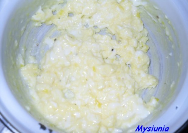Fotografia przedstawiająca lekka jajecznica na mleku