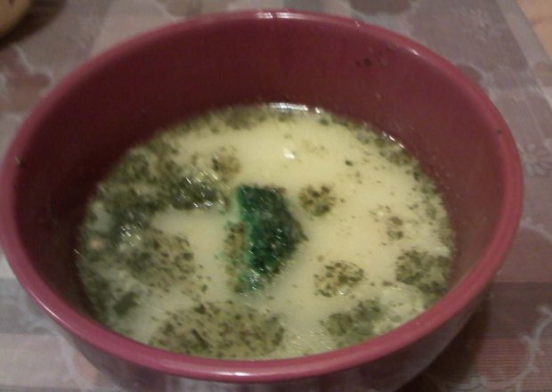 Fotografia przedstawiająca Lekka kremowa  zupa brokułowa