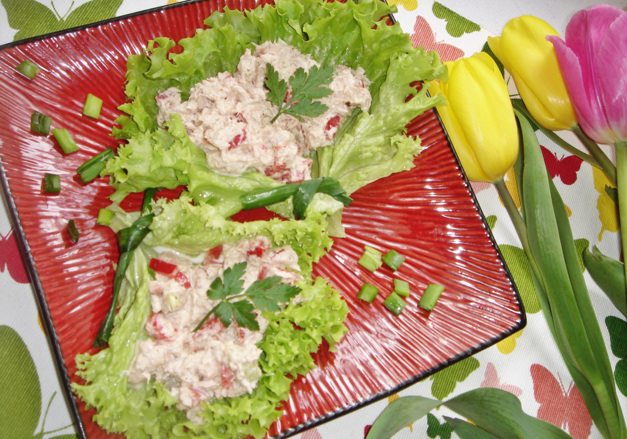 Lekka pasta z tuńczykiem, selerem naciowym i papryką podana w sałacie karbowanej foto