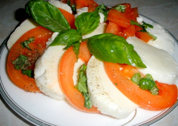 Fotografia przedstawiająca Lekka przekąska z pomidorkiem i serem