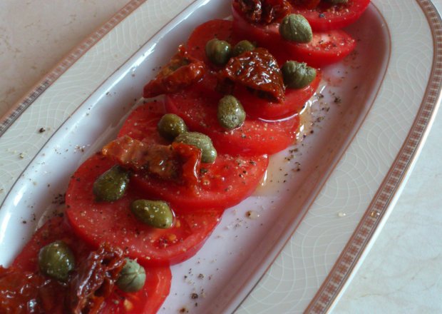 Fotografia przedstawiająca Lekka przystawka z pomidorów i kaparów