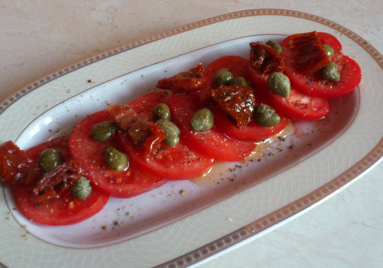 Lekka przystawka z pomidorów i kaparów foto