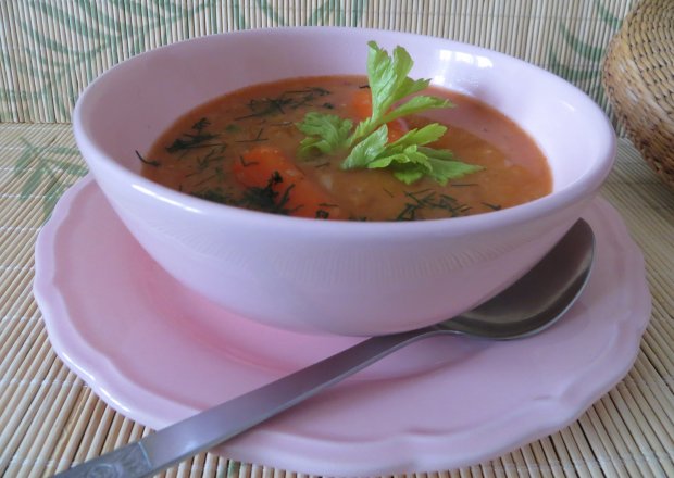 Fotografia przedstawiająca Lekka , rozgrzewająca zupa z soczewicy
