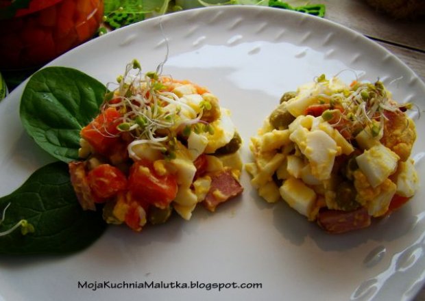Fotografia przedstawiająca Lekka sałatka jajeczna z groszkiem i marchewką