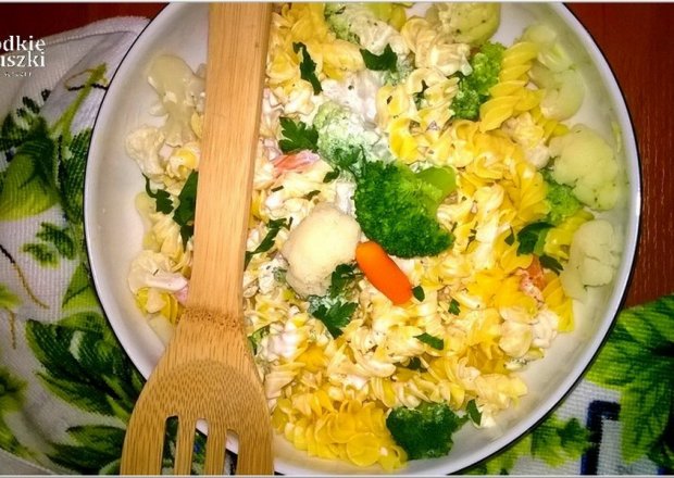 Fotografia przedstawiająca Lekka sałatka makaronowa z warzywami w dresingu ziołowo-jogurtowym