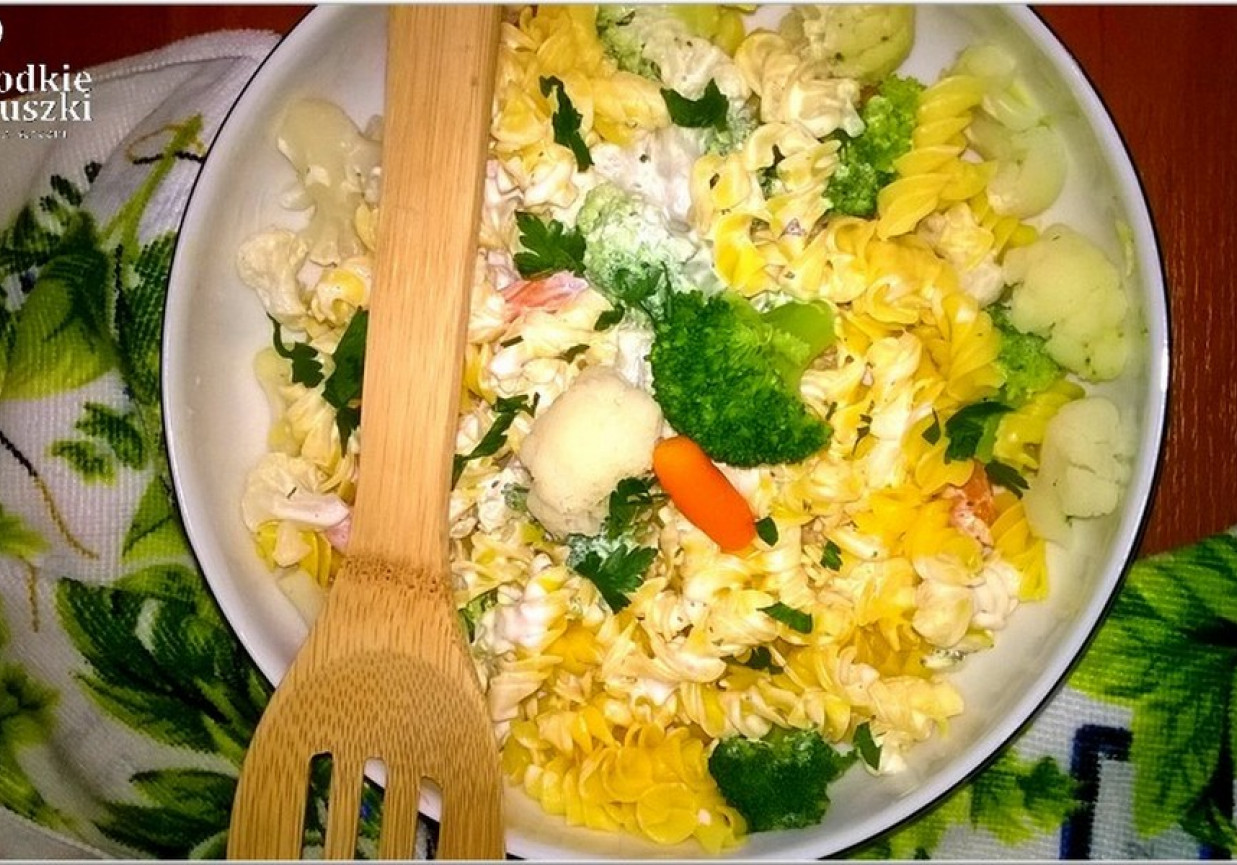Lekka sałatka makaronowa z warzywami w dresingu ziołowo-jogurtowym foto