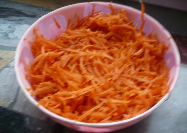 Fotografia przedstawiająca lekka sałatka marchewkowa