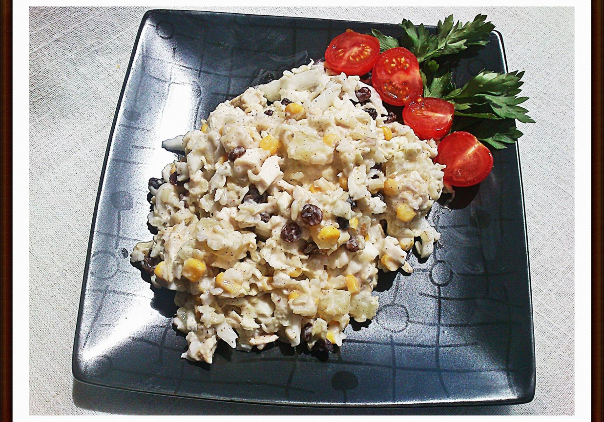 Lekka sałatka  z brązowym ryżem, ananasem i kurczakiem foto