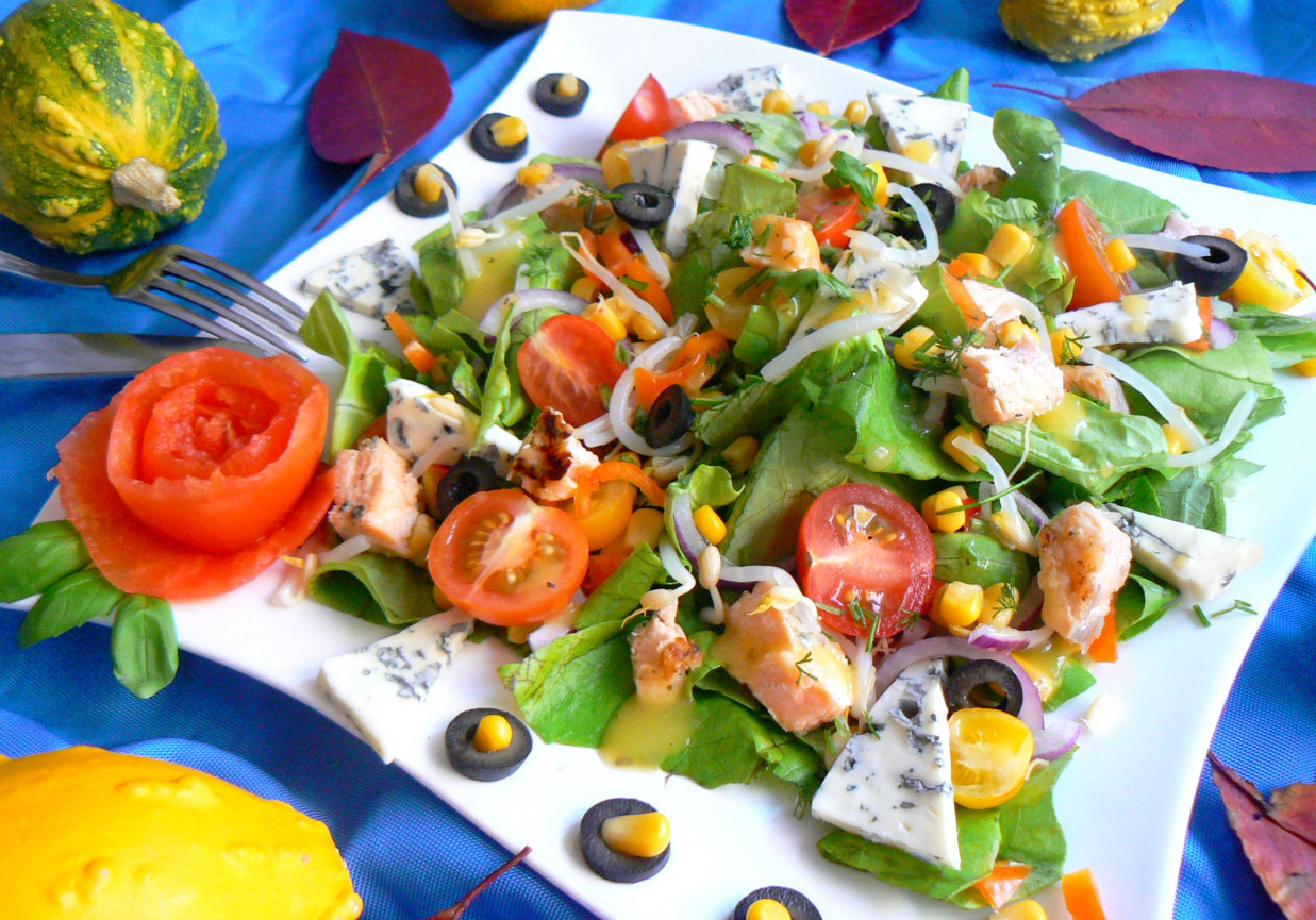 Lekka sałatka z łososiem, kukurydzą i kiełkami fasoli oraz serem lazur błękitnym foto